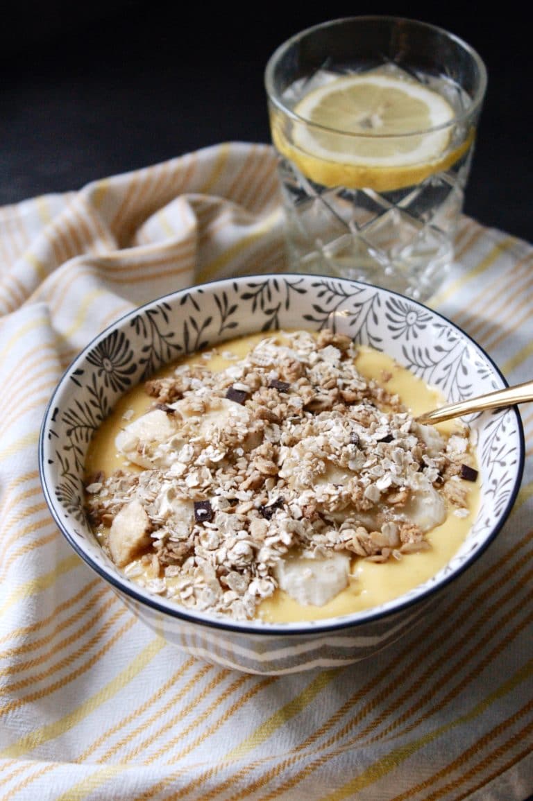 Read more about the article Sommer auf dem Frühstückstisch: Tropische Smoothie Bowl mit Mango